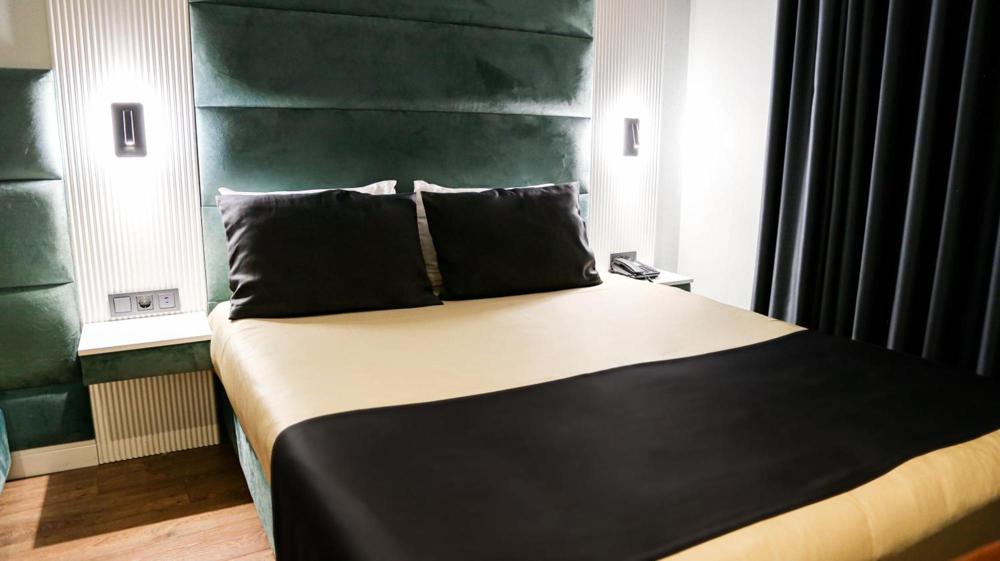 Axu Airport Hotel Arnavutkoy Екстериор снимка A bed with a bed runner